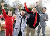 　年末恒例の炊き出しを行った（左から）アントニオ小猪木、春一番さん、アントニオ猪木、アントキの猪木＝２０１２年１２月２９日、新宿中央公園