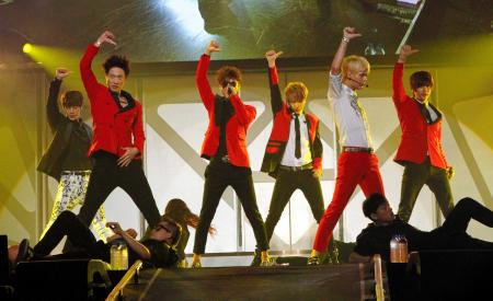 　熱いパフォーマンスを披露した超新星の（左から）ソンモ、ゴニル、グァンス、ユナク、ジヒョク、ソンジェ＝東京・日本武道館