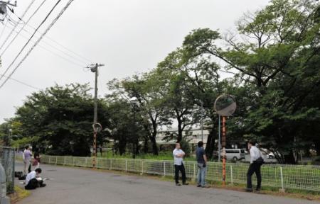 ＡＳＫＡ被告の入院先と見られる施設前に張り込む報道陣