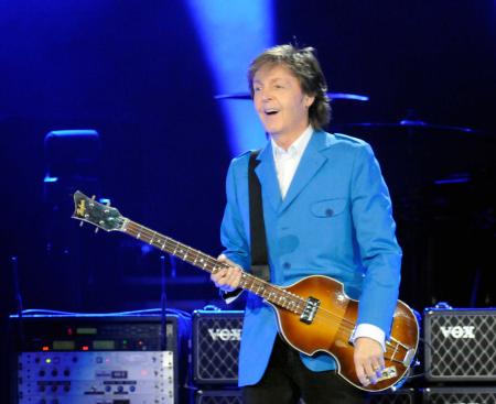 　５日、米ニューヨーク州オールバニで演奏するポール・マッカートニー（ＡＰ＝共同）