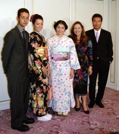 ２００２年１月１１日、妹・雅奈恵（中央）の成人を祝う勝野一家。右から勝野洋、キャシー中島、勝野雅奈恵、勝野七奈美さん、勝野洋輔