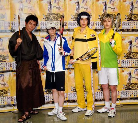 「ミュージカル『テニスの王子様』全国大会　青学ＶＳ立海」の通し稽古を行った小越勇輝（左から２番目）、神永圭佑（同3番目）ら