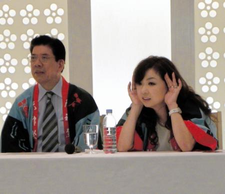 記者会見で記者の質問に耳を傾けるモモコ（右）と西川きよし＝大阪市北区の天満宮会館