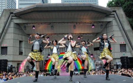 虎をイメージした衣装で弾けたベイビーレイズ＝東京・日比谷野外音楽堂