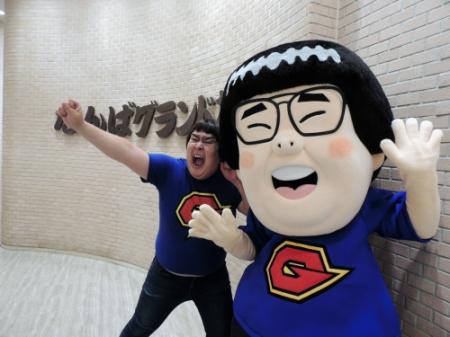 自身の着ぐるみ「ガリニエル坊や」をお披露目したガリガリガリクソン