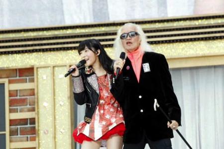 　ＨＫＴ４８のコンサートにゲスト出演し指原莉乃と歌う内田裕也