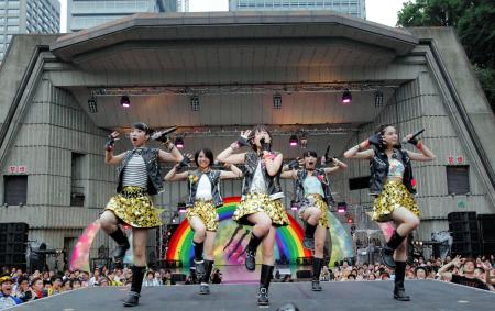 　虎をイメージした衣装で弾けたベイビーレイズ＝東京・日比谷野外音楽堂