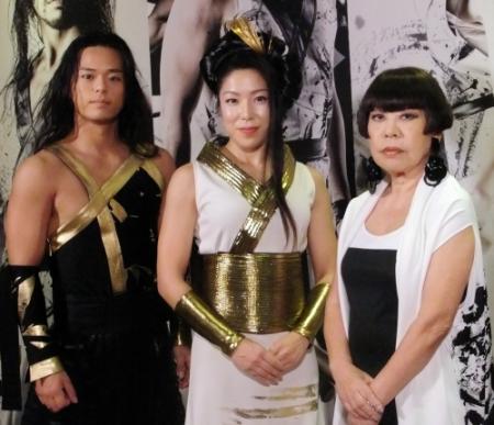 会見した（左から）ＴＡＯの岸野央明、西亜里沙、衣装デザインのコシノジュンコ氏