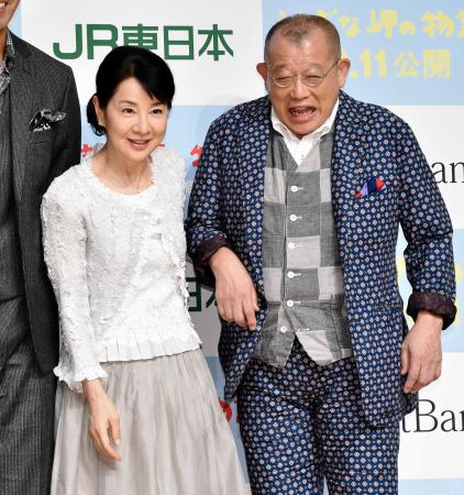 　吉永小百合（左）から腕を組まれ、びっくりする笑福亭鶴瓶＝東京・グランドプリンスホテル高輪（撮影・吉澤敬太）