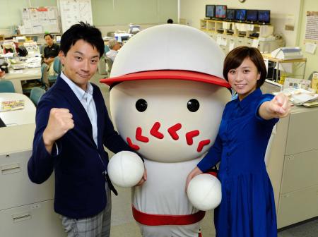　「熱闘甲子園」をＰＲする（左から）三上大樹アナ、ねったまくん、山本雪乃アナ（撮影・西岡　正）