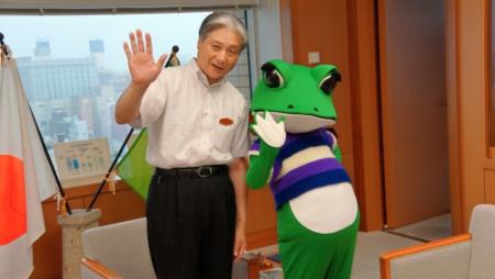 福田富一栃木県知事（左）を表敬訪問したケロヨン＝栃木県庁