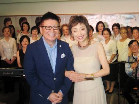ゲストの生島ヒロシ（左）とトークを行ったクミコ＝東京・銀座の教文館ホール