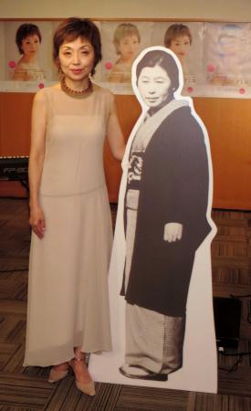 　「花子とアン」の主人公・村岡花子さんの等身大ボードとクミコ＝東京・銀座