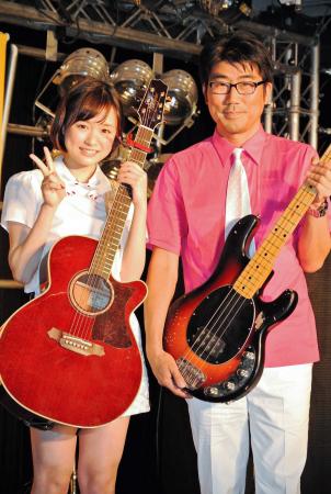 　亀田誠治氏（右）とのセッションを披露した大原櫻子＝東京・渋谷