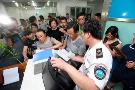 　調査のため「上海福喜食品」を訪れた食品監督当局＝２０日、中国上海市（共同）