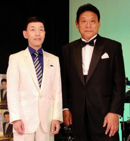ジョイントコンサートを行った渥美二郎（左）と増位山太志郎＝東京・日比谷公会堂