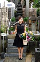 　お岩さんの墓参りをした華原朋美＝東京・西巣鴨の妙行寺