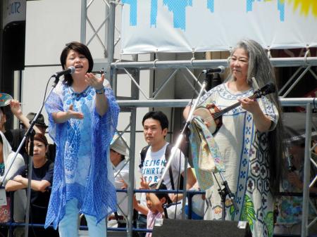　「新宿エイサーまつり」のオープニングセレモニーに参加した夏川りみ（左）と古謝美沙子