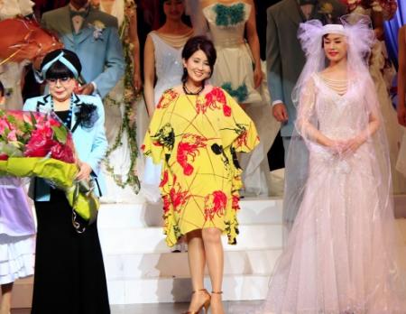 大地真央（右）のウエディングドレス姿を見て、桂由美氏（左）に「次回よろしくお願いします」と依頼した秋吉久美子（中央）＝大阪・ＮＨＫ大阪ホール