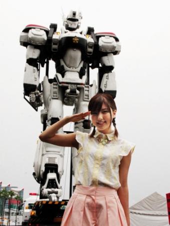 主演映画「ＴＨＥ　ＮＥＸＴ　ＧＥＮＥＲＡＴＩＯＮ‐パトレイバー‐」のイベントに登場した真野恵里菜＝大阪南港・ＡＴＣピロティ広場