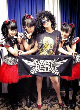 　レディー・ガガ（左から３人目）と並ぶＢＡＢＹＭＥＴＡＬ