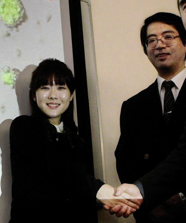 小保方晴子氏（左）と握手を交わす生前の笹井芳樹氏