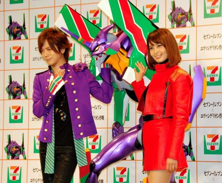 　挙式時期について語った加藤夏希。左はＤＡＩＧＯ＝東京・スタジオアルタ