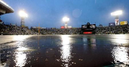 雨天のため試合は中止となった甲子園球場８月３日