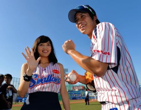 ヤクルト・山田弘喜（右）と笑顔で話す川口春奈＝神宮球場（撮影・西岡　正）