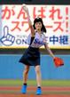 始球式をする川口春奈＝神宮球場（撮影・西岡　正）