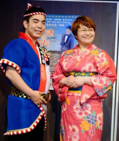 デュエットを披露した近藤春菜（右）と徳永ゆうき＝東京タワースタジオ