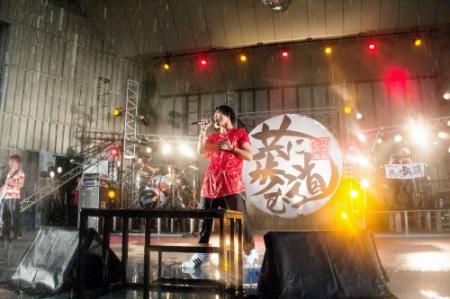 大雨の中でライブを行ったリフレンズ＝東京・日比谷野外音楽堂