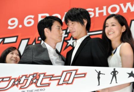写真撮影で、唐沢寿明（左）からキスされそうな勢いで見つめられ、必死でこられる福士蒼汰