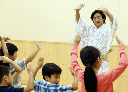 子供たちに歌舞伎を教える片岡愛之助＝東京・歌舞伎座