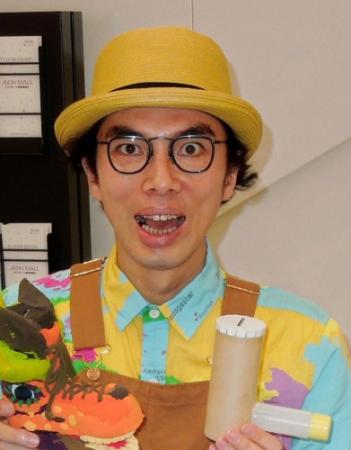 粘土工作のワークショップを開いたラーメンズの片桐仁＝千葉・イオンモール幕張新都心