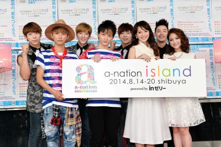 「ａ‐ｎａｔｉｏｎ　ｉｓｌａｎｄ」初日を迎え気合が入る（前列左から）ＡＡＡの與真司郎と日高光啓、舞川あいく、Ｃｈａｙ、（後列左から）ＵーＫＩＳＳのフン、ケビンとスヒョンの３人、Ｗｉｌｂｅｒ　Ｐａｎ＝代々木第一体育館（撮影・園田高夫）