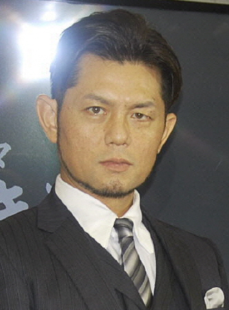 購入したケーキに異物が混入していたことを明かした的場浩司