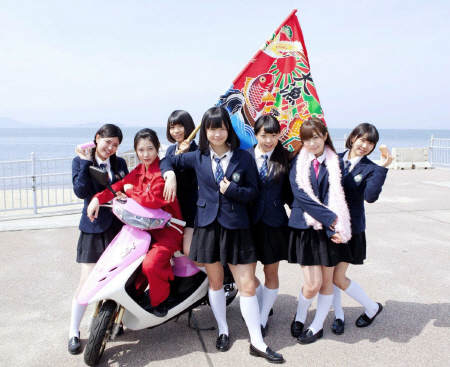 　全員で出演した青春！トロピカル丸の（左から）中川新菜、清水咲希、山口水季、百川晴香、木下蓮乃、石岡真衣、七美こはる