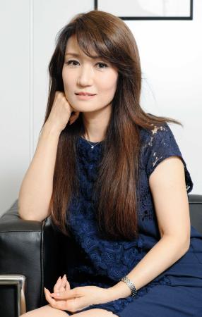 　ロック歌手の浜田麻里