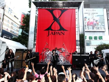 国内で初めてゲリラライブを行ったＸ　ＪＡＰＡＮ＝東京・新宿ステーションスクエア
