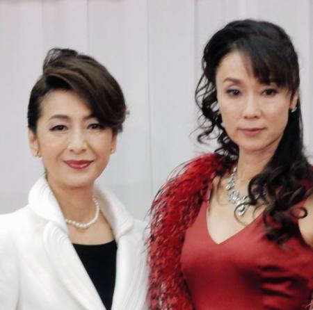 舞台「疑惑」の製作発表に役衣装で登場した（左から）高橋惠子、浅野ゆう子＝東京・銀座