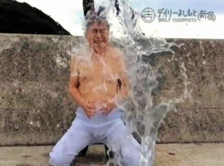 果敢に「氷水」に挑んだ桂文枝の姿が、吉本興業の動画にアップされた