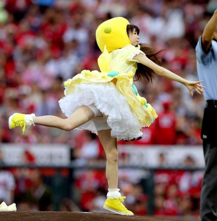 　始球式をするＮＭＢ４８の市川美織