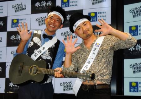 「水滸伝」ネタを披露したどぶろっくの森慎太郞（左）と江口直人＝東京スカイツリータウン