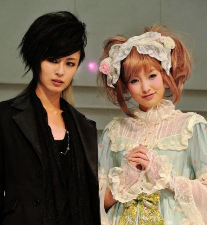 ロリータファッションの南明奈（右）と男装のＡＫＩＲＡ＝東京・池袋