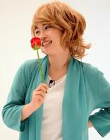 脳のトレーニングでバラを嗅ぐＡＫＢ４８・川栄李奈＝東京・浜町スタジオ（撮影・開出　牧）