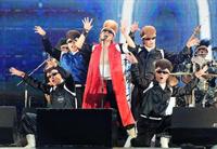 　「喧嘩上等」を歌う氣志團