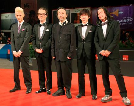 　ベネチア国際映画祭の上映会場前に登場した、「野火」の塚本晋也監督（中央）、リリー・フランキー（左から２人目）、中村達也（右端）ら＝２日（共同）
