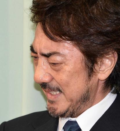 会見で涙をこらえる市村正親