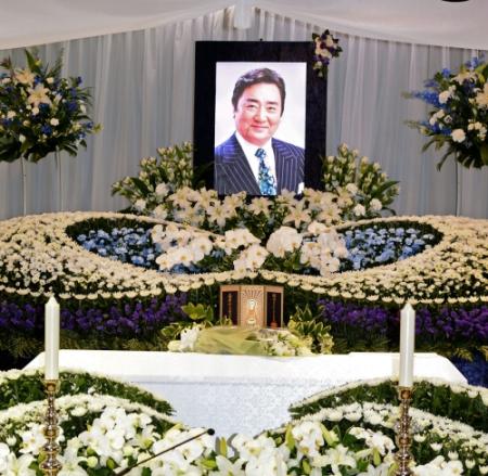 祭壇に飾られた龍虎こと鈴木忠清さんの遺影とひつぎ＝東京・実相会館　別館たちばな（撮影・開出　牧）